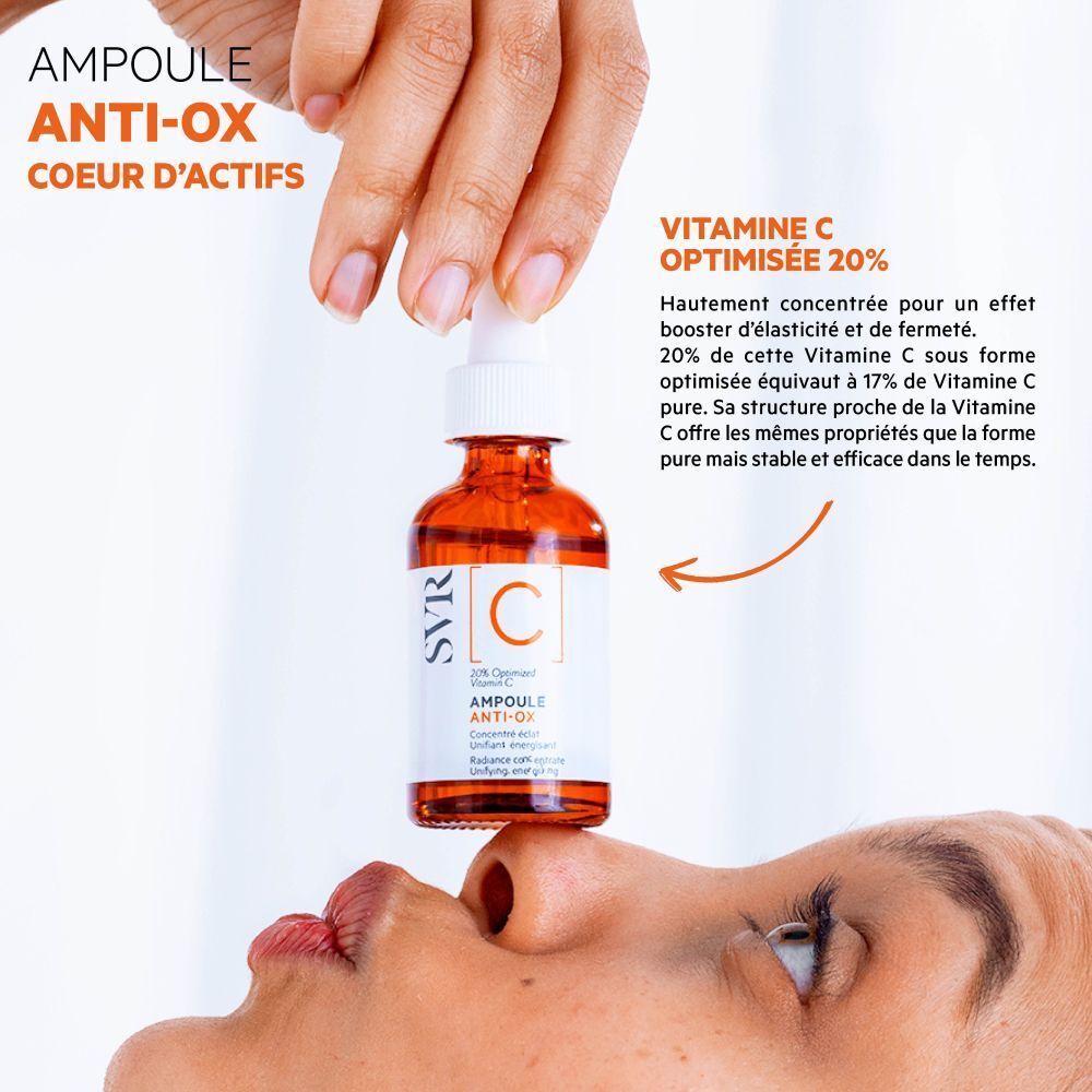 Hand houdt flesje met druppelaar. Druppelaar op neus. Etiket: SVR [C] Ampoule Anti-Ox.
