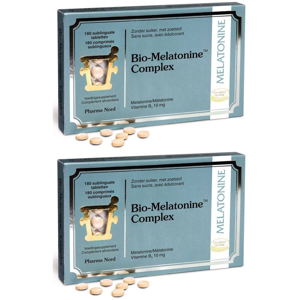 Twee dozen Bio-Melatonine Complex. Opschrift: 180 tabletten, melatonine, vitamine B. Enkele tabletten liggen ernaast.
