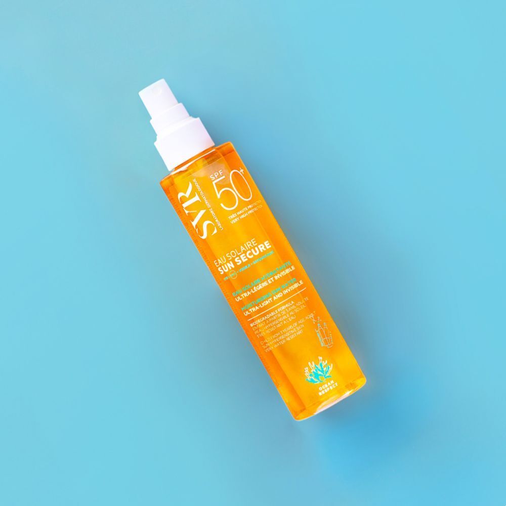 Flacon de SVR SUN SECURE Eau de Solaire LSF 50+. Étiquette jaune, tête de pulvérisation blanche. Sur fond bleu.