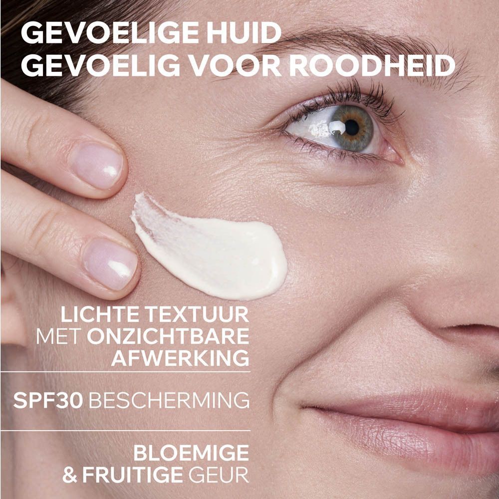 Gezicht van een vrouw met crème op de huid. Tekst: Lichte textuur, SPF30, bloemige geur.