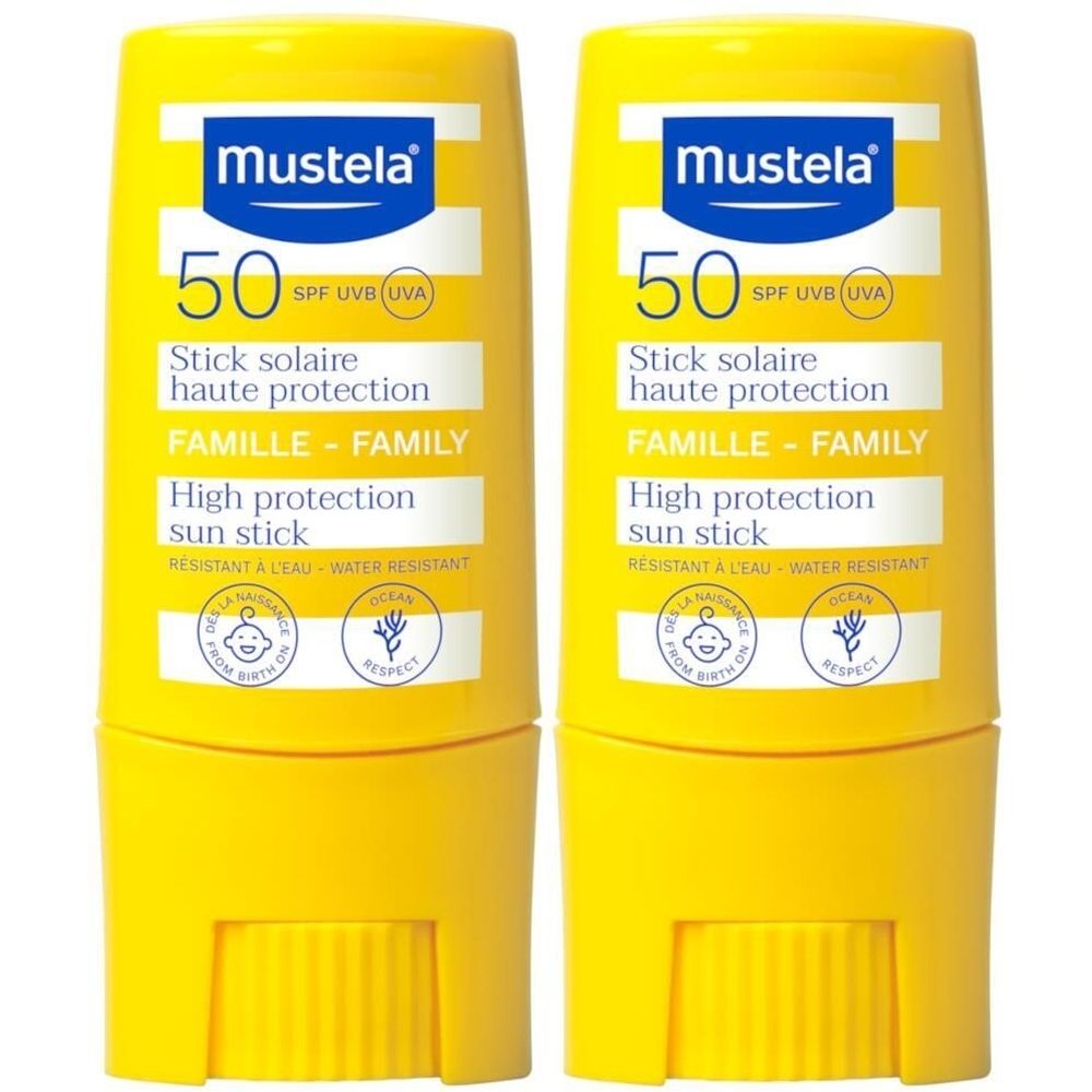 Deux sticks solaires jaunes. Inscriptions: Mustela, 50 SPF, Stick solaire haute protection, FAMILLE, High protection sun stick.