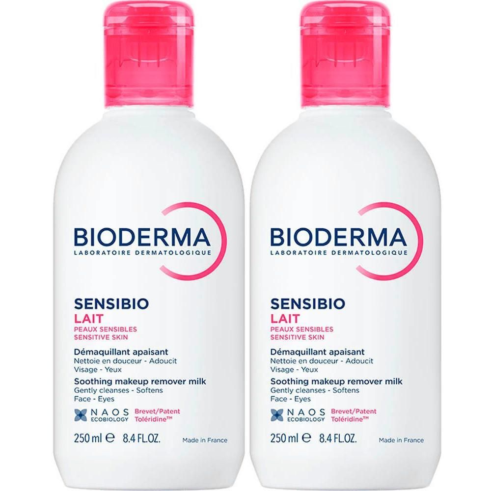 Deux flacons Bioderma Sensibio Lait. Bouchons roses. Inscriptions en français et anglais. Produit pour peaux sensibles.