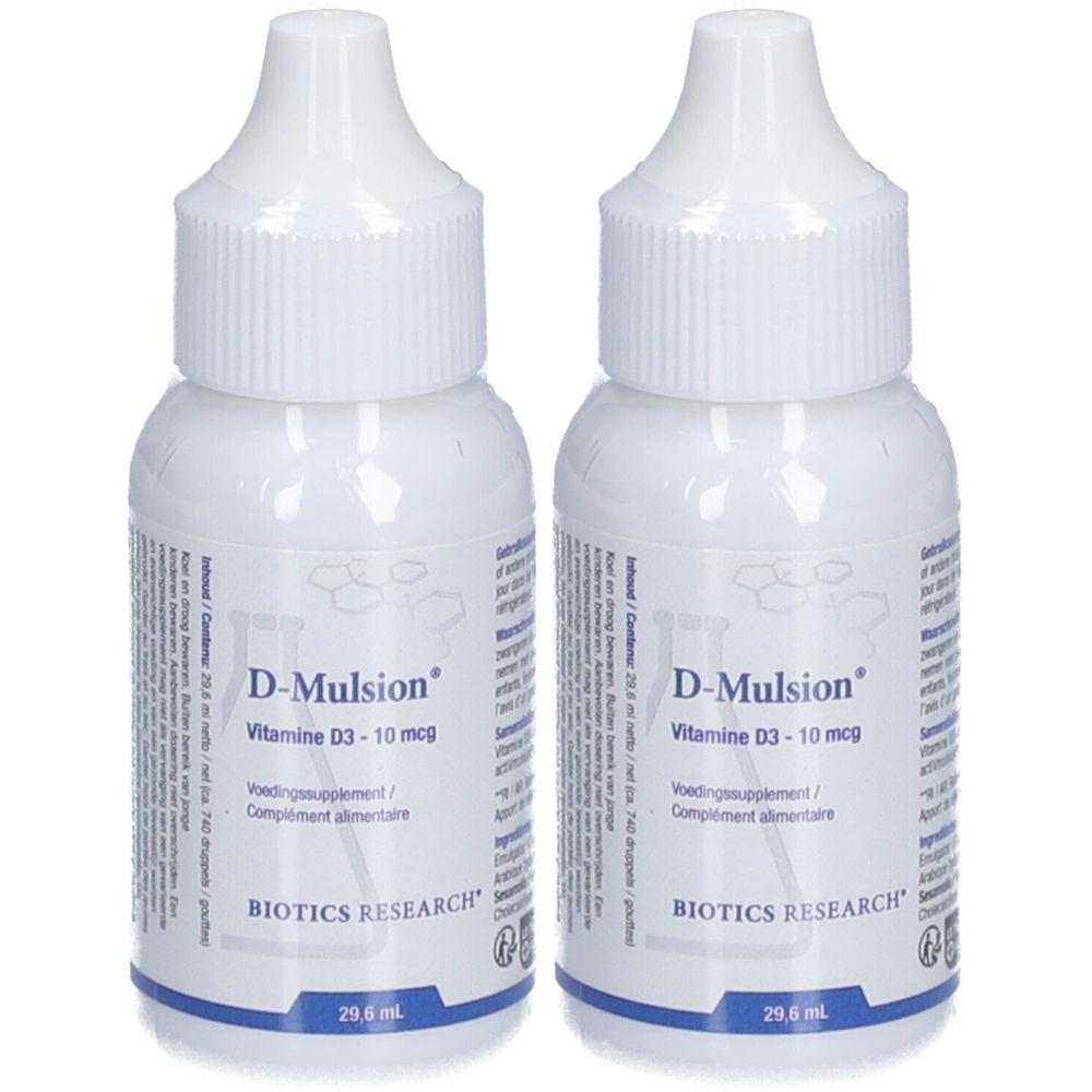 Twee witte flessen met druppelkap. Opschrift: D-Mulsion, Vitamine D3 - 10 mcg. Merk: BIOTICS RESEARCH. Inhoud: 29,6 ml.