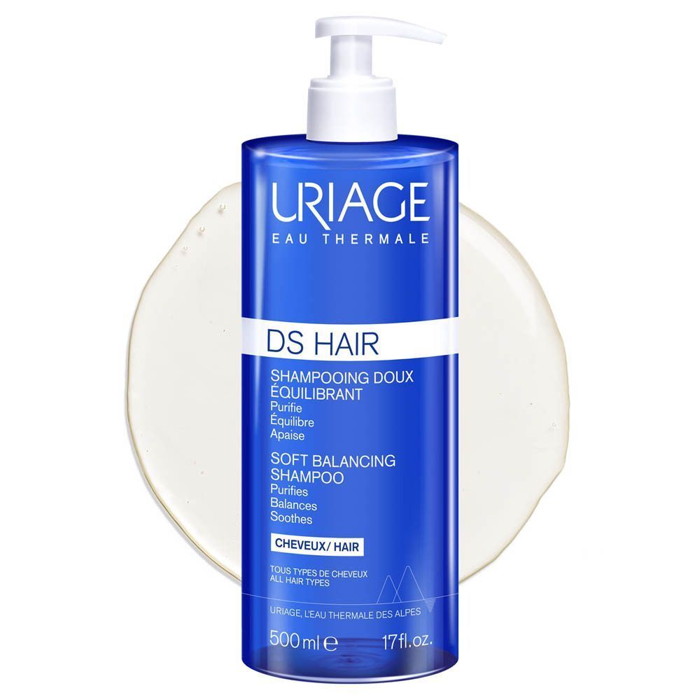 Flacon de Uriage DS Hair Shampooing Doux Équilibrant. Pompe blanche. Produit sur fond blanc avec mousse.