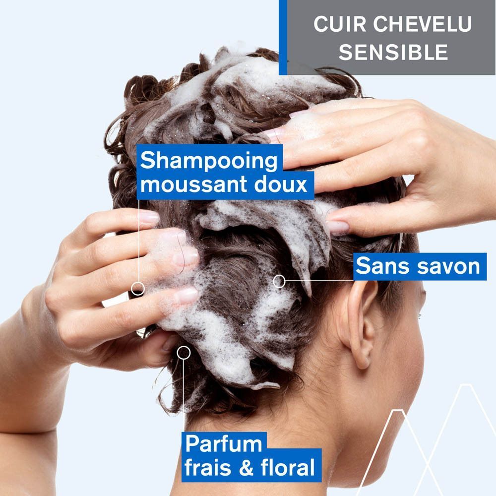Personne se lave les cheveux avec de la mousse. Texte: Shampooing moussant doux, Sans savon, Parfum frais & floral.