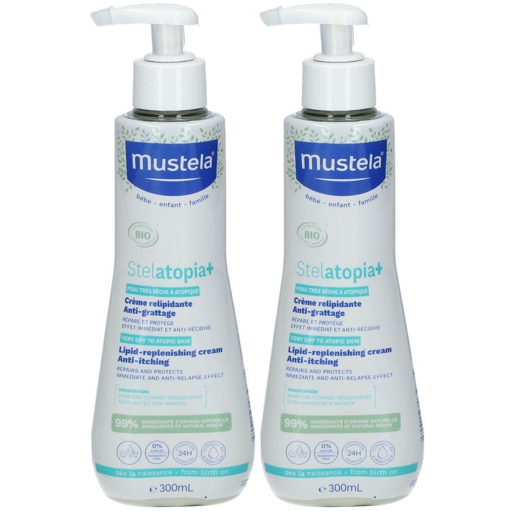 Twee witte flessen met pomp. Opschrift: Mustela, Stelatopia+, Crème relipidante Anti-grattage.