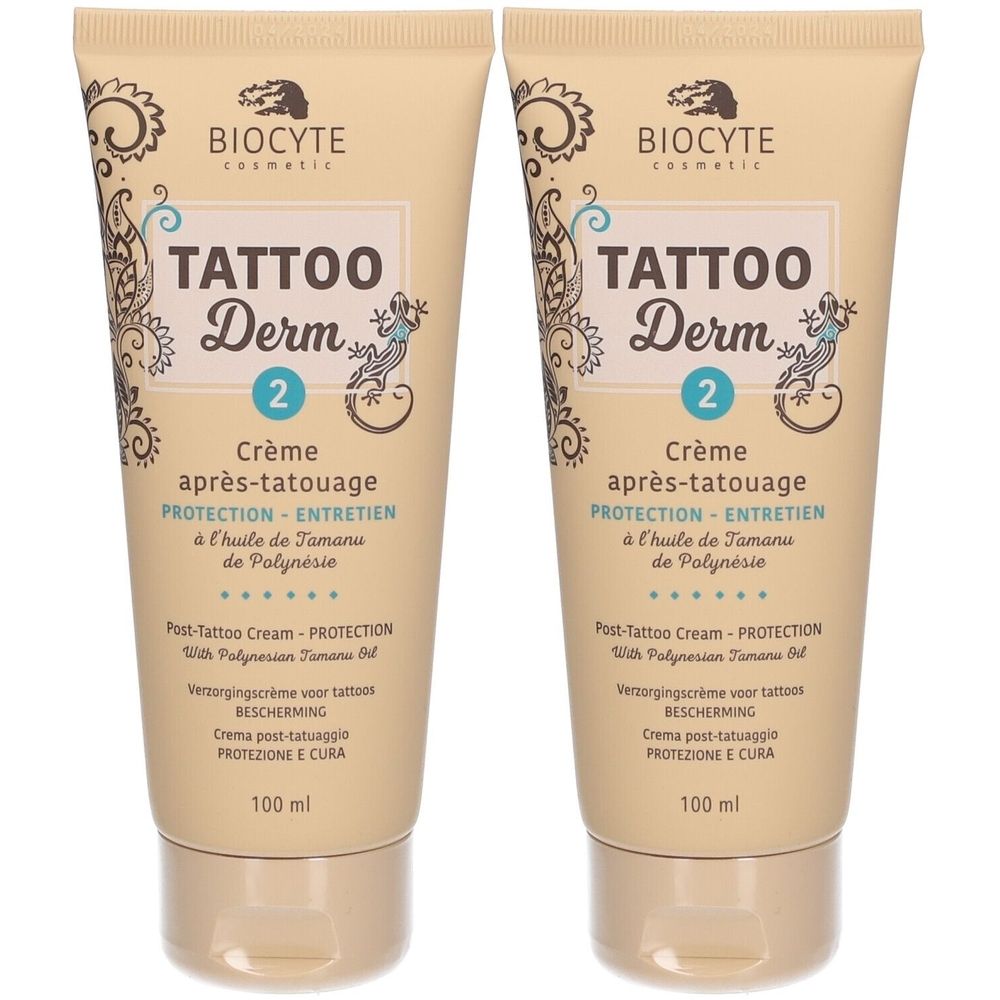 Twee tubes crème voor tattoo verzorging. Beige tubes met opschrift "TATTOO Derm 2". Tekst in Frans, Engels, Nederlands en Italiaans.