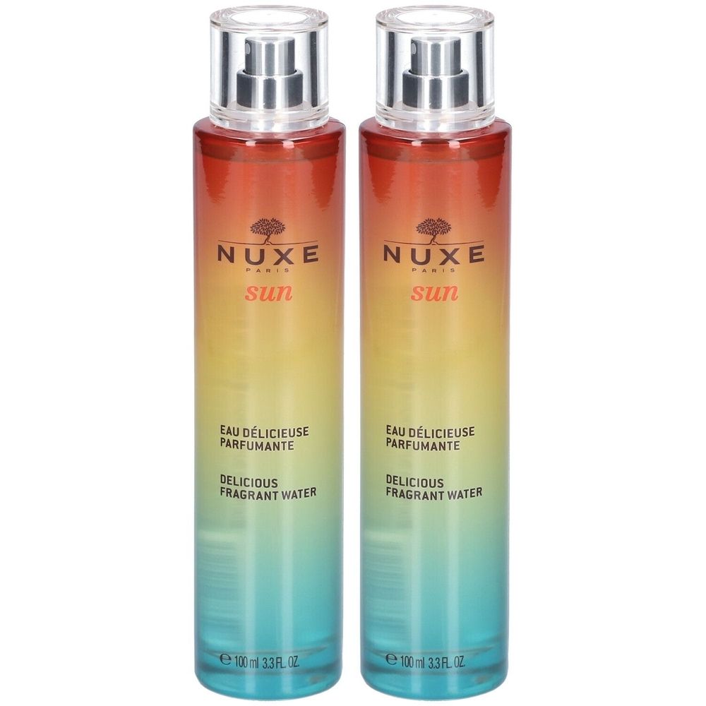 Twee flessen Nuxe Sun Eau Délicieuse Parfumante. Kleurovergang van oranje naar blauw. Spuitkop. Tekst: Sun, Eau Délicieuse Parfumante.