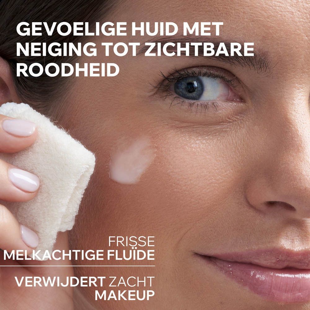 Gezicht van een vrouw die haar gezicht reinigt met een watje. Tekst: Frisse melkachtige fluïde.