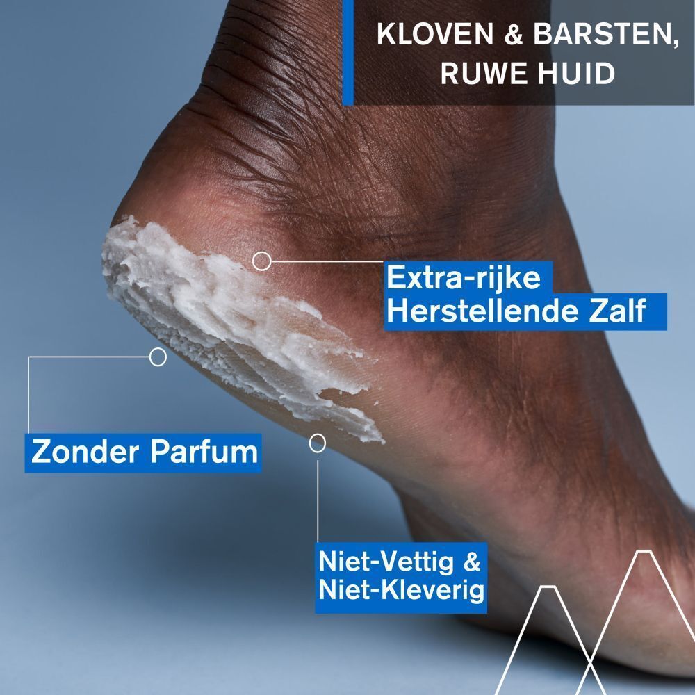 Voet met crème. Tekst: Extra-rijke Herstellende Zalf, Zonder Parfum, Niet-Vettig & Niet-Kleverig.