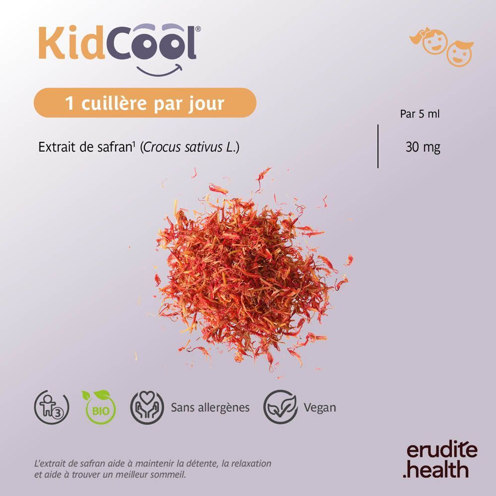 Père utilisant un aspirateur nasal pour bébé Braun sur un enfant endormi au lit.