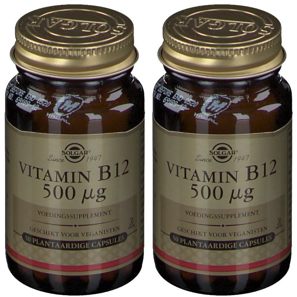 Twee bruine glazen flessen met gouden doppen. De etiketten tonen "Vitamin B12 500 µg" en "50 plantaardige capsules".