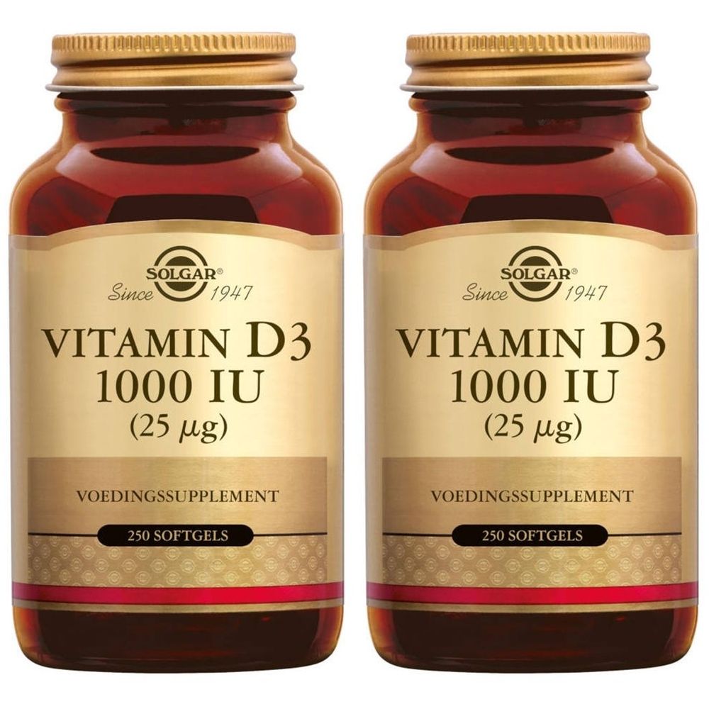 Twee flessen Solgar Vitamine D3 1000 IE. Bruine glazen flessen met gouden doppen. Opschrift: Vitamine D3, 25 µg, 250 softgels.