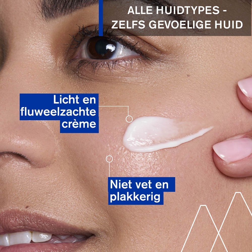 Gezicht van een vrouw met tekst: Licht en fluweelzachte crème, Niet vet en plakkerig. Tekst: Alle huidtypes - zelfs gevoelige huid.