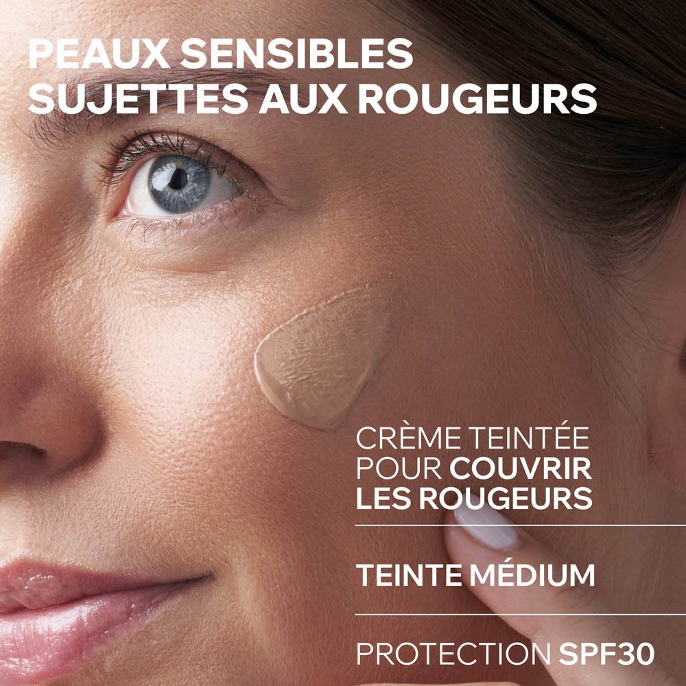 Gros plan d'un visage. Produit appliqué. Texte: Crème teintée pour couvrir les rougeurs. Teinte Medium.