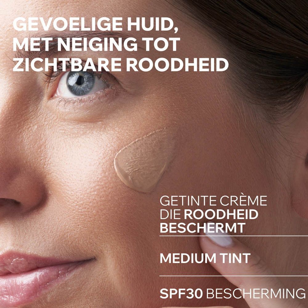 Close-up van een gezicht. Product aangebracht. Tekst: Crème teintée pour couvrir les rougeurs. Medium tint.