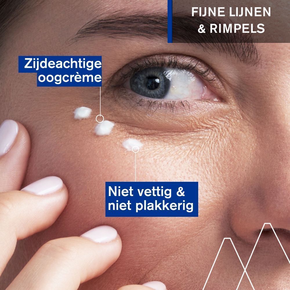 Close-up van een oog. Crème wordt aangebracht. Tekst: Crème soyeuse pour les yeux, Non grasse & Non-collante.