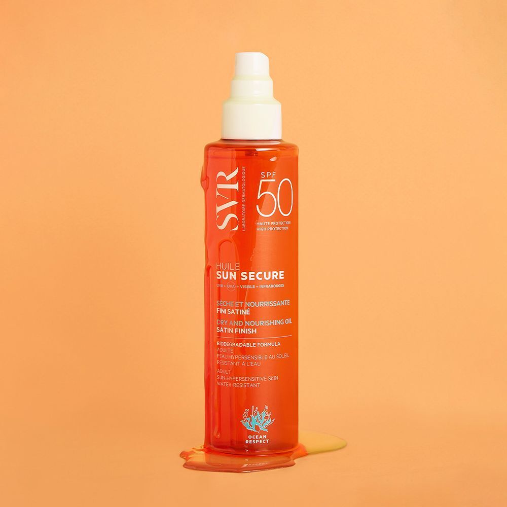 Un flacon d'huile SVR Sun Secure SPF50. Flacon orange avec vaporisateur blanc. Produit sur fond orange. Texte: SPF50, Sun Secure.