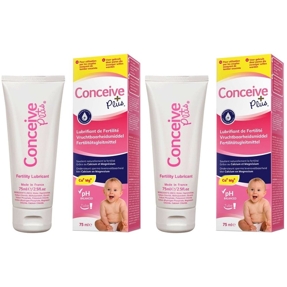 Twee tubes en twee dozen. De tubes tonen "Conceive Plus" en "Fertility Lubricant". De dozen tonen "Conceive Plus".