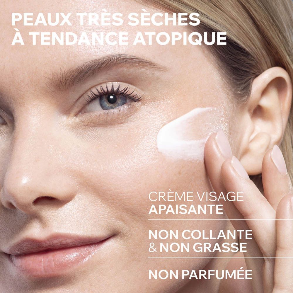 Gros plan d'une femme appliquant de la crème sur son visage. Texte : crème pour peaux très sèches.