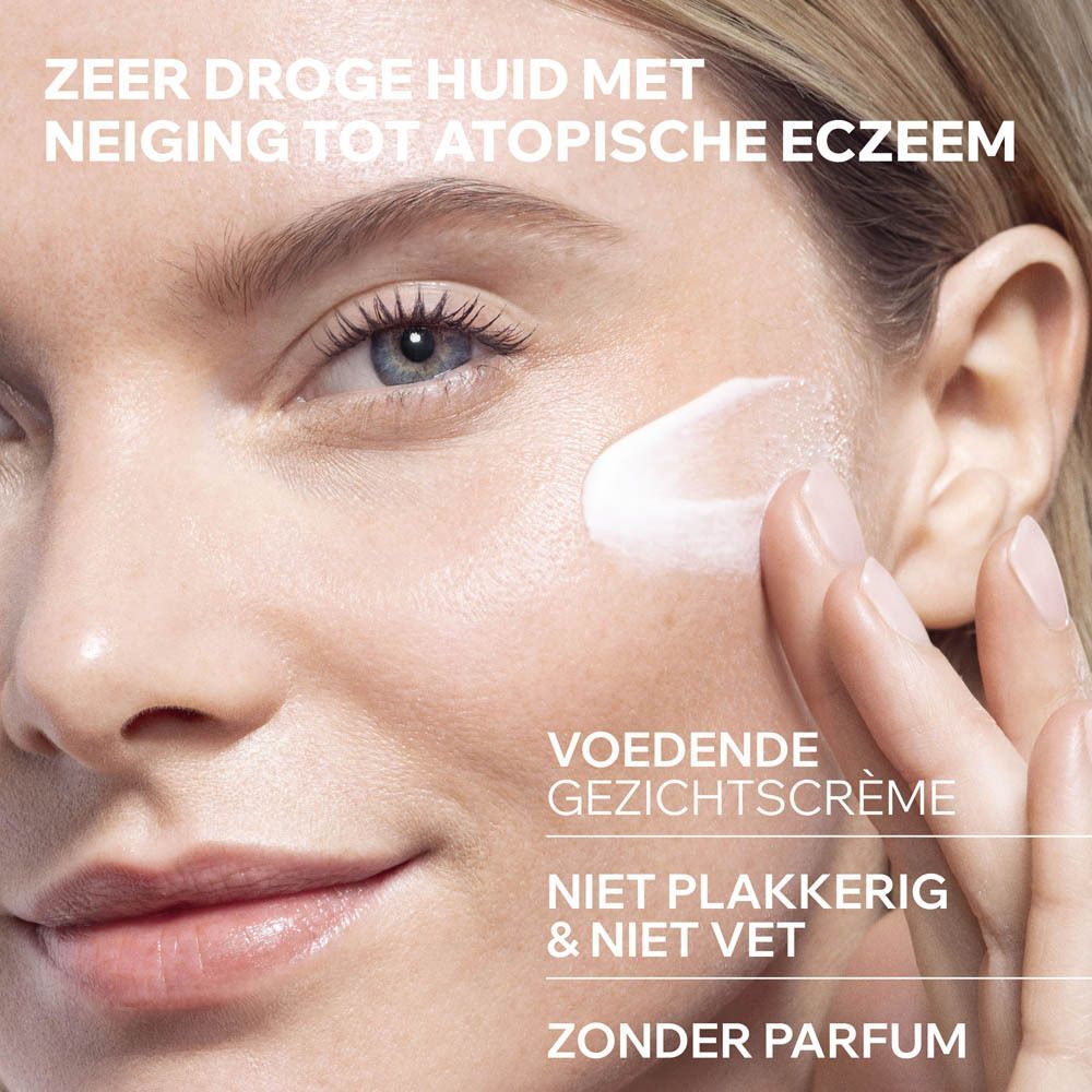 Close-up van een vrouw die crème op haar gezicht aanbrengt. Tekst: crème voor een zeer droge huid.