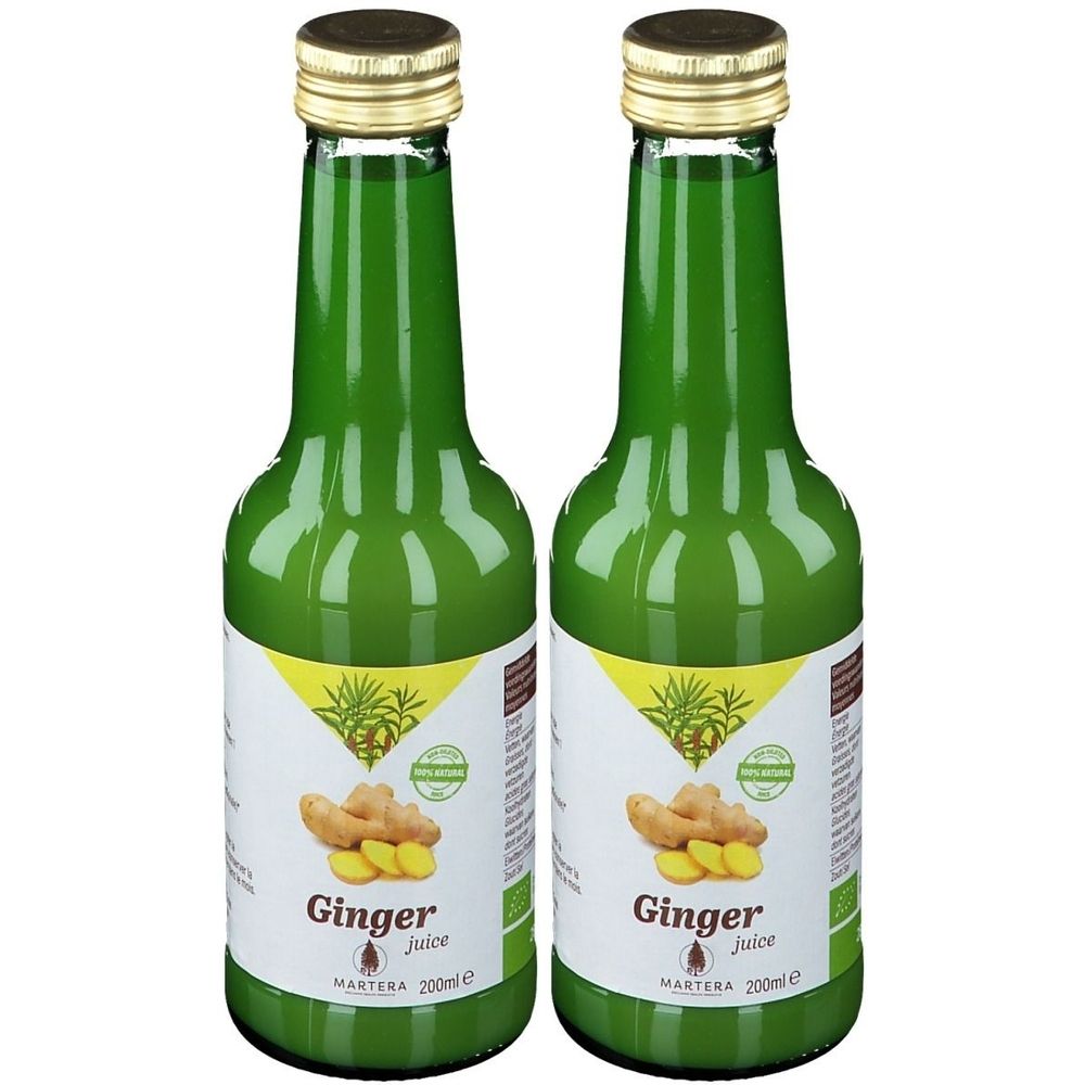Twee groene glazen flessen met gouden doppen. De etiketten tonen "Ginger Juice" en "Martera".