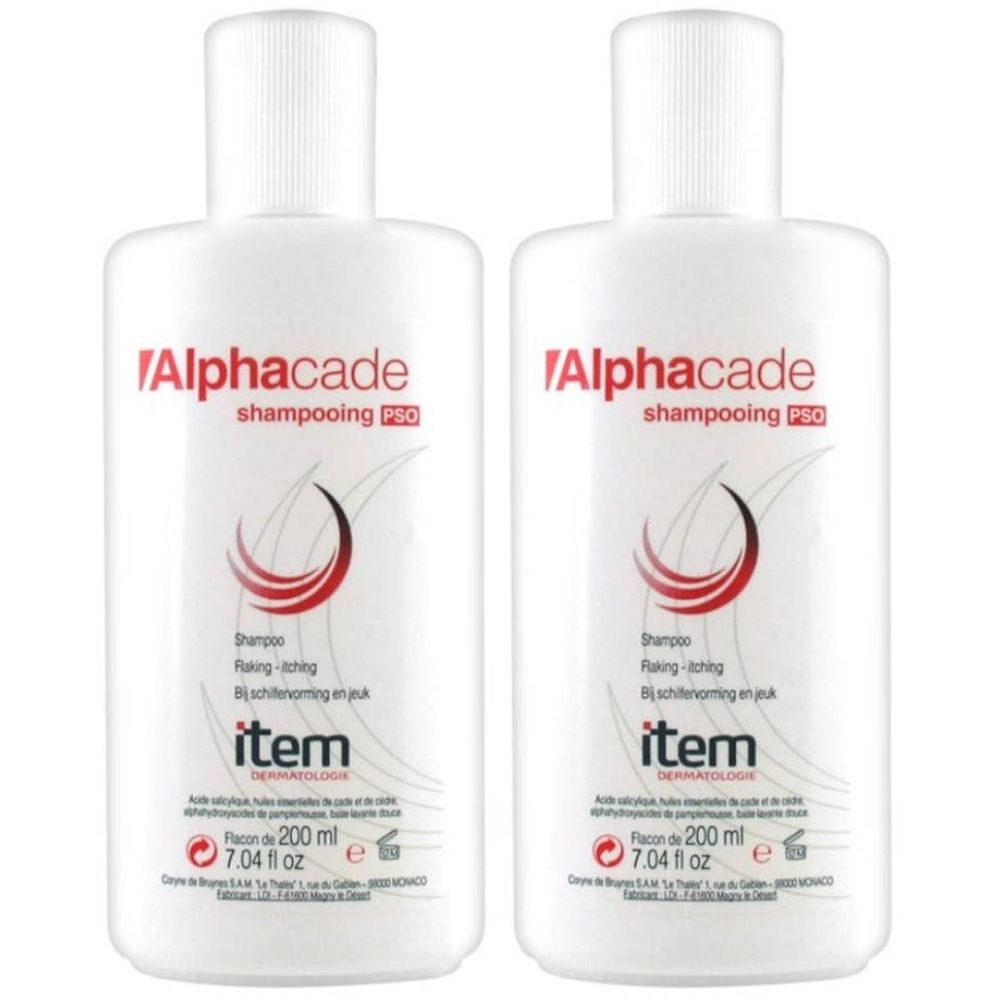 Twee witte shampoo flessen met rode en zwarte tekst. Opschrift: Alphacade, Shampooing PSO, item. Bevat 200 ml.