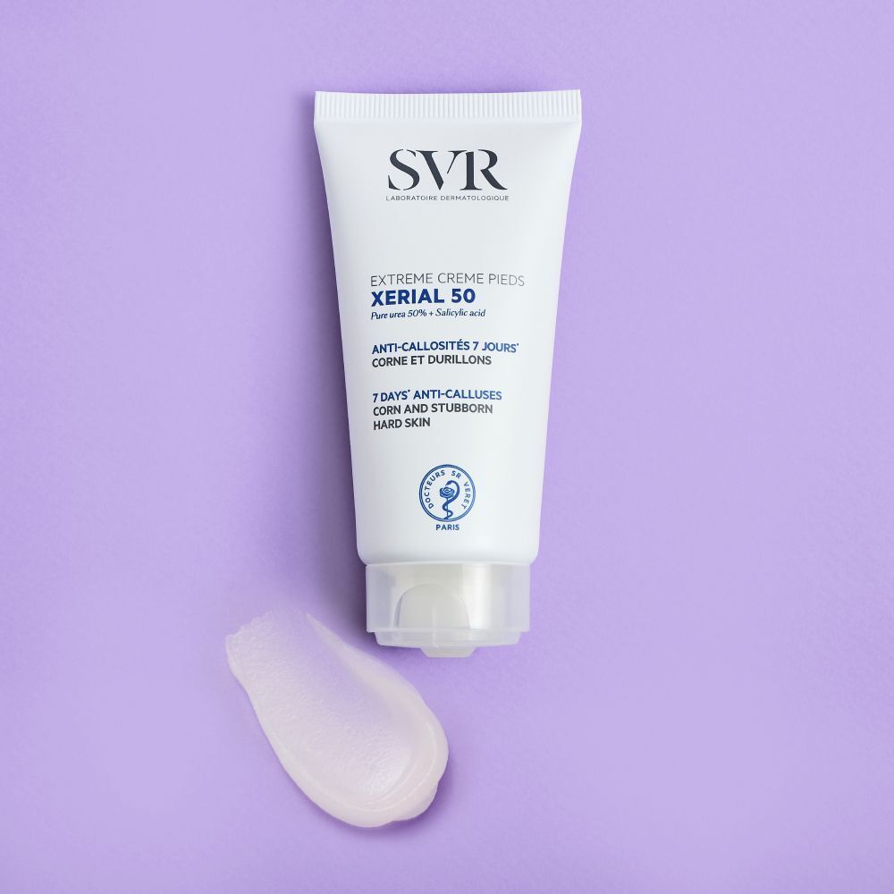 Tube voetcrème en klodder crème. Wit, met blauwe en zwarte tekst. Opschrift: XERIAL 50, Extreme Creme Pieds. Merk: SVR.
