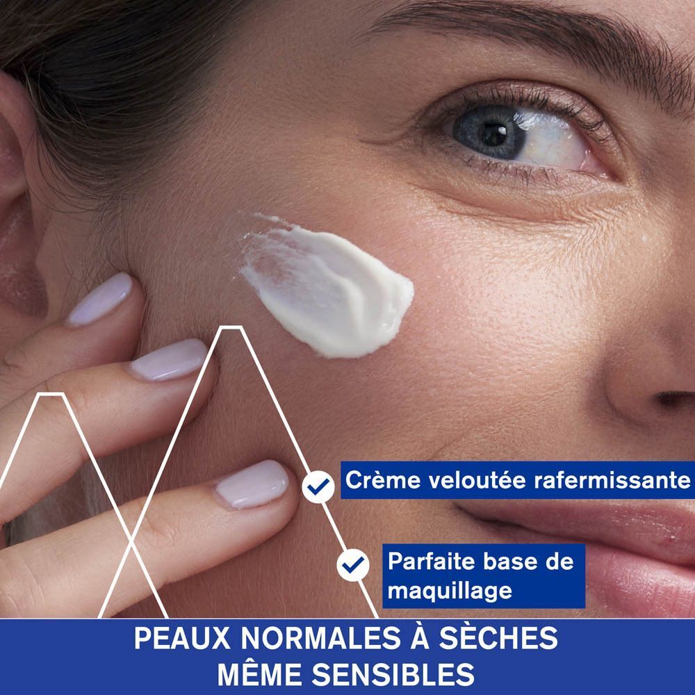Visage d'une femme avec crème sur la peau. Texte: Crème veloutée rafermissante, Parfaite base de maquillage.