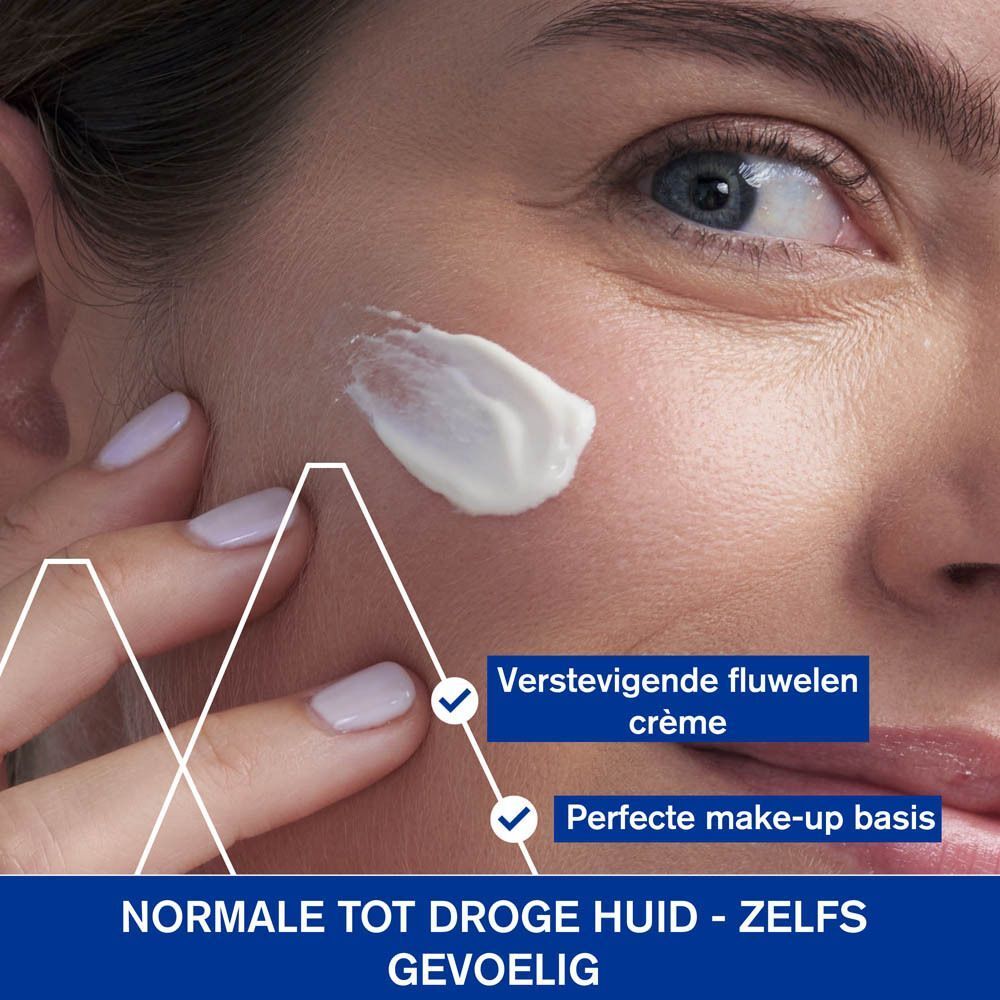 Gezicht van een vrouw met crème op de huid. Tekst: Verstevigende fluwelen crème, Perfecte make-up basis.