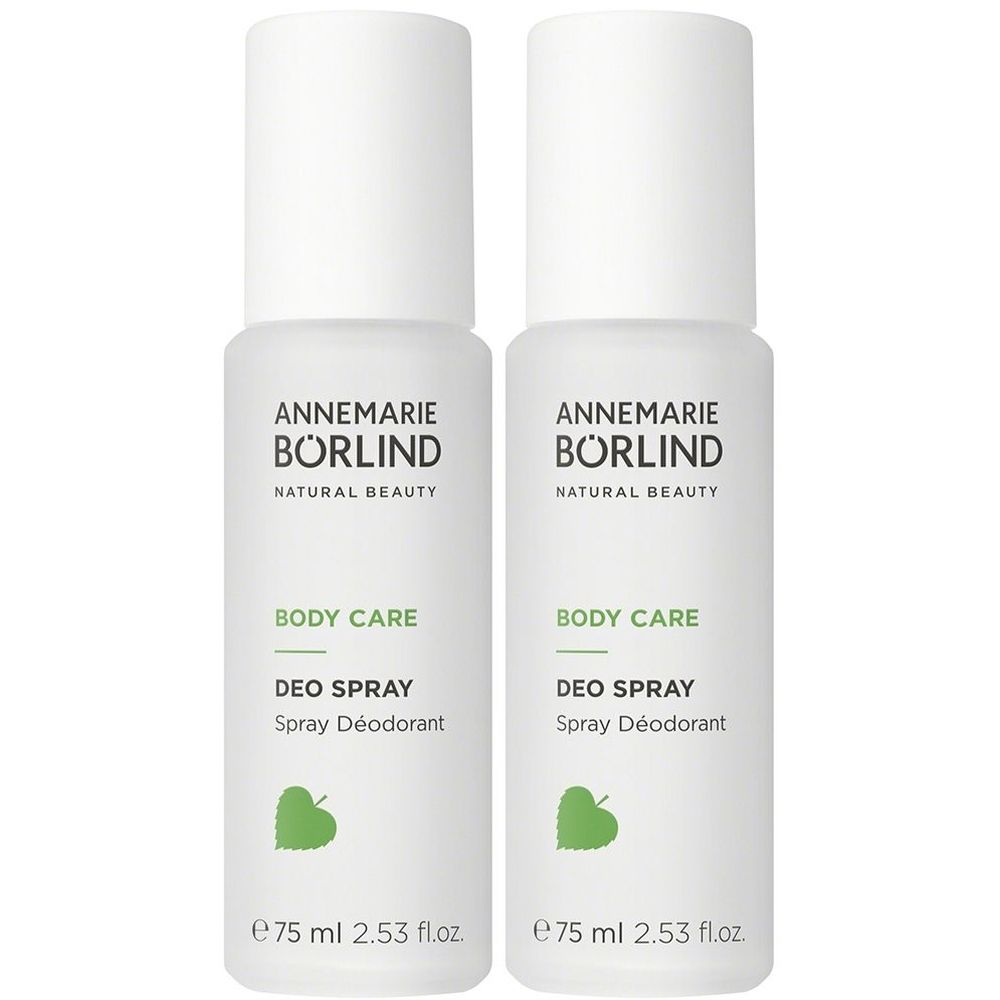Twee witte sprayflacons met witte doppen. Opschrift: ANNEMARIE BÖRLIND, BODY CARE, DEO SPRAY, 75 ml. Groen blad-symbool.