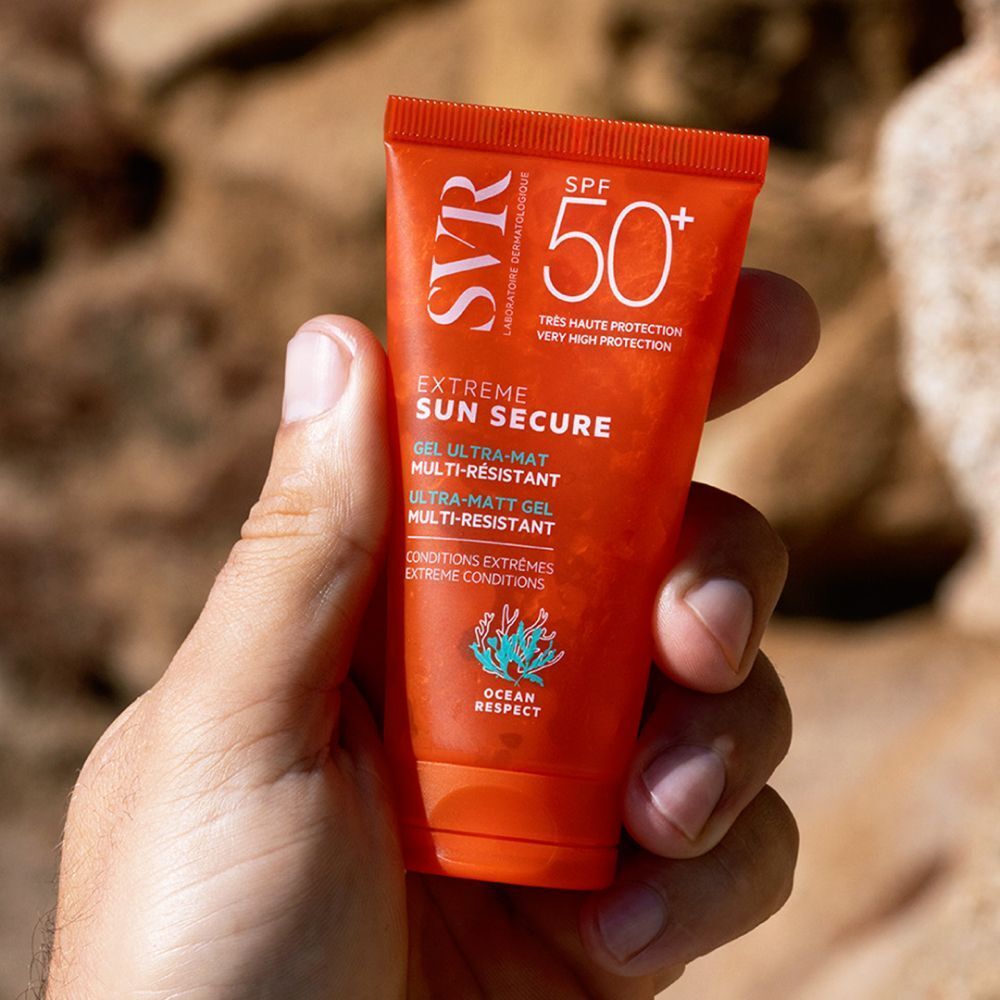 Tube SVR Sun Secure Extreme SPF 50+ et échantillon de produit. Tube orange avec texte blanc. Inscription : Extreme Sun Secure, Gel Ultra-Mat.
