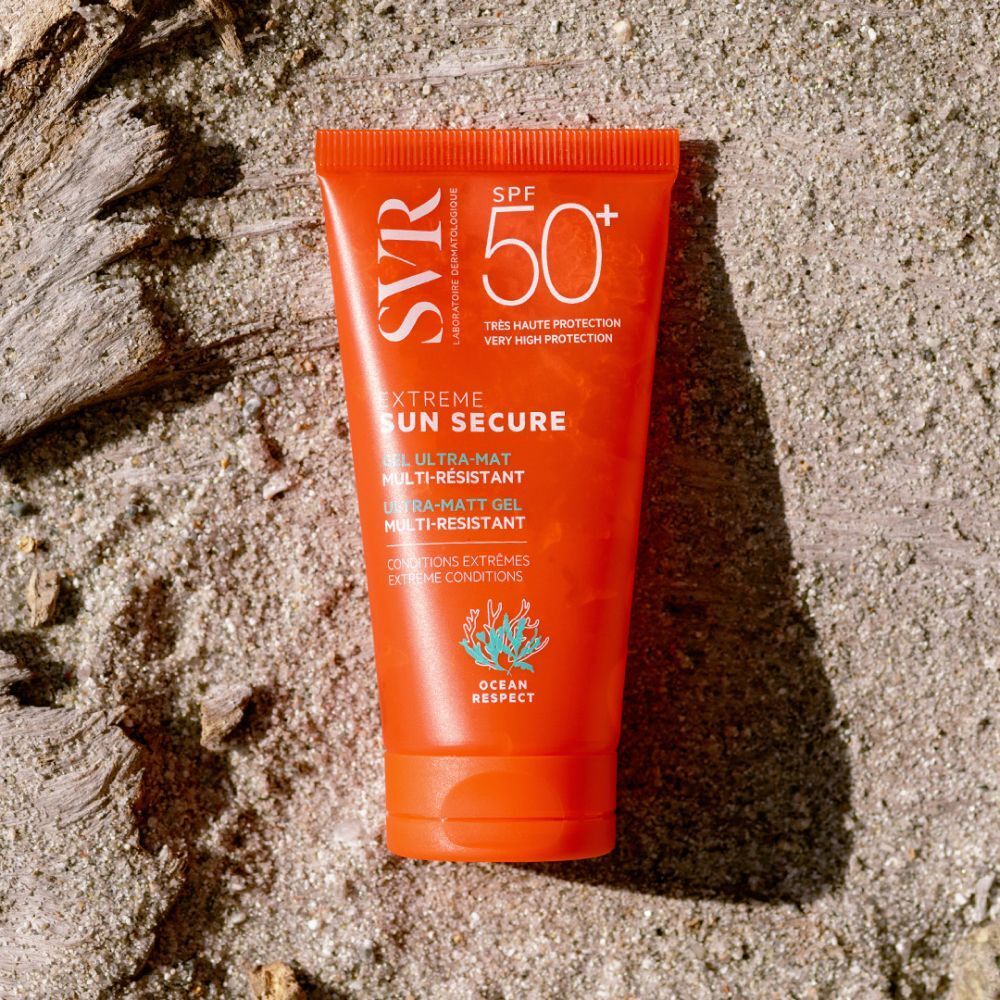 Hand houdt SVR Sun Secure Extreme SPF 50+ tube vast. Oranje tube met witte tekst. Opschrift: Extreme Sun Secure, Gel Ultra-Mat.