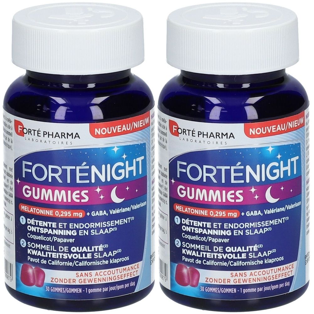 Twee flessen FortéNight Gummies. Blauwe flessen met witte deksels. Opschrift: Forté Pharma, FortéNight Gummies, melatonine.