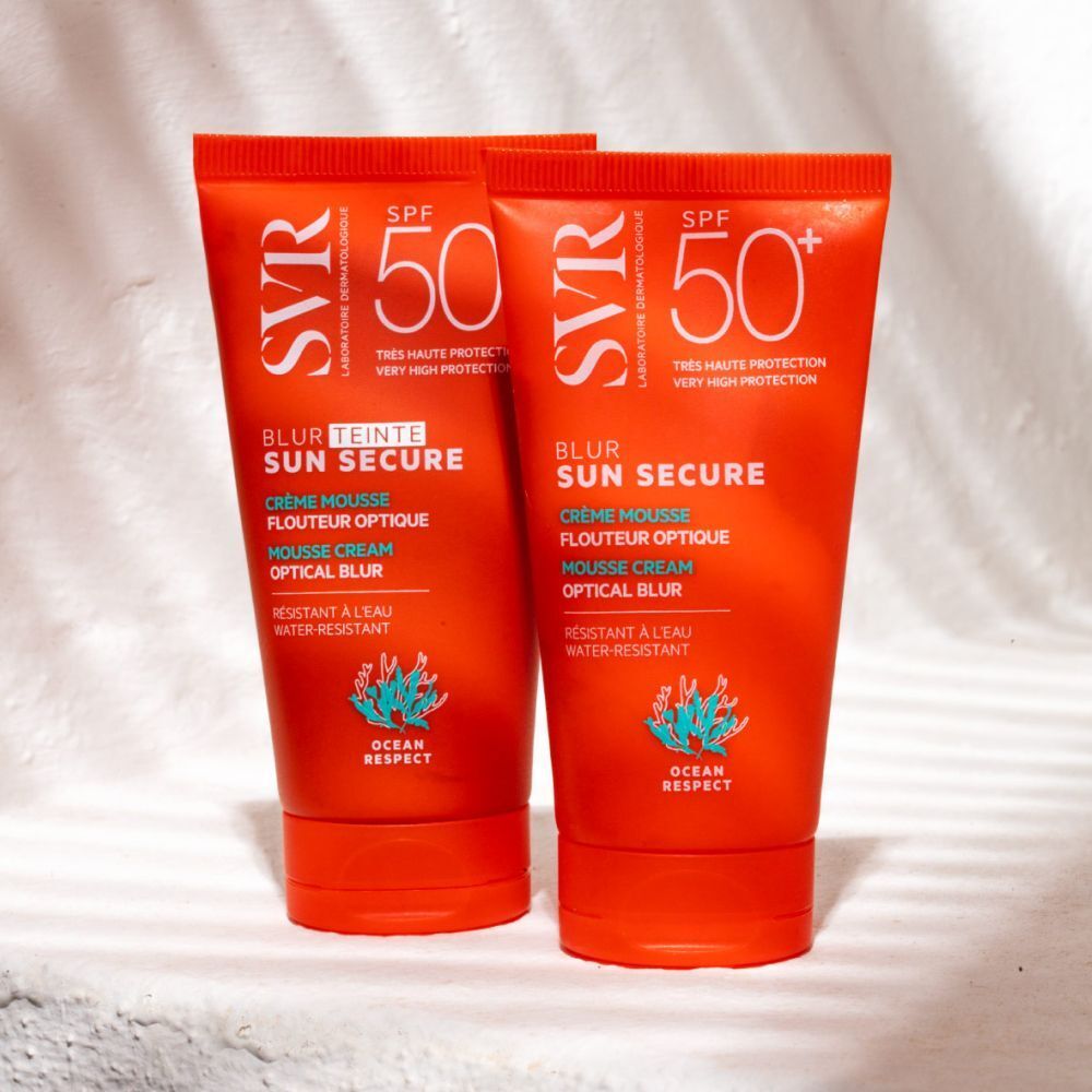 Deux tubes de SVR Sun Secure crème solaire teintée mousse SPF50+. Emballage orange avec texte blanc. Visible: SPF50+ et nom du produit.