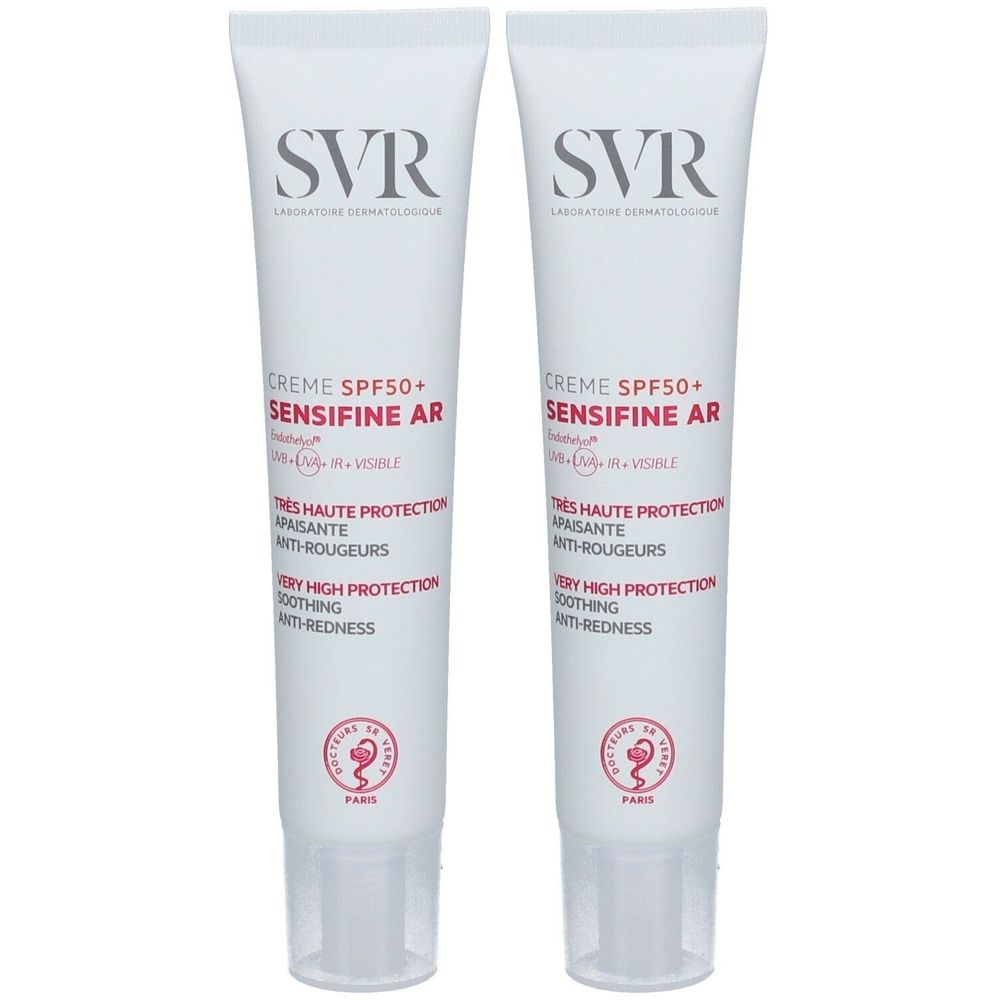 Twee tubes SVR Sensifine AR Crème SPF50. Witte tubes met rode en zwarte tekst. Opschrift: Crème SPF50+ Sensifine AR. Logo: SVR.
