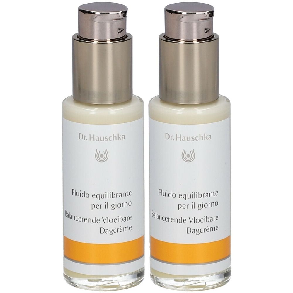 Twee flacons met zilveren pompkopjes en witte etiketten. Opschrift: Dr. Hauschka, Fluido equilibrante per il giorno, Balancerende Vloeibare Dagcrème.