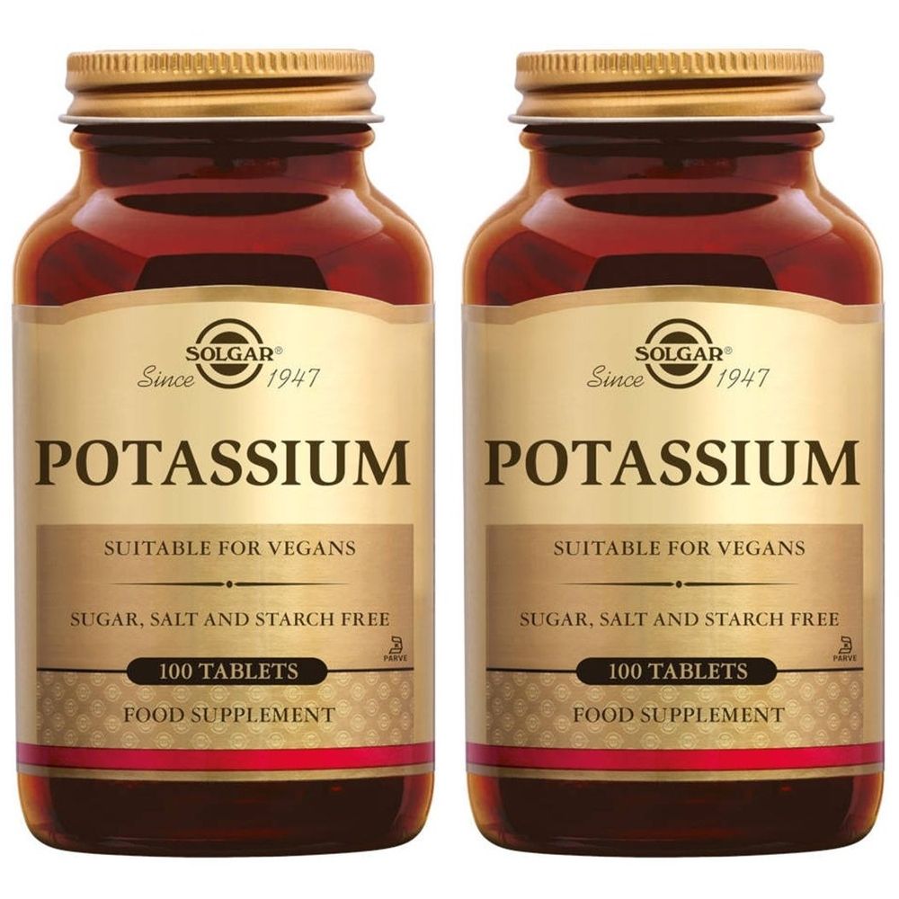 Twee bruine glazen flessen met gouden doppen. Op het etiket staat "Potassium" en "Solgar". Geschikt voor veganisten, suiker-, zout- en zetmeelvrij.