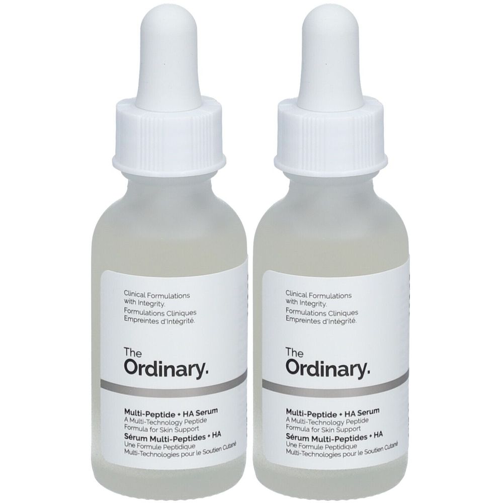 Twee glazen flacons met witte etiketten. Opschrift: The Ordinary Multi-Peptide + HA Serum. Witte doppen met pipet.