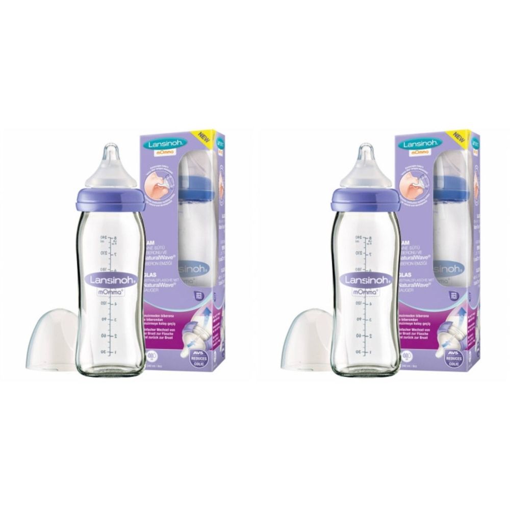 Twee glazen flessen met paarse doppen en spenen. Verpakking met productafbeelding. Merk Lansinoh® zichtbaar.