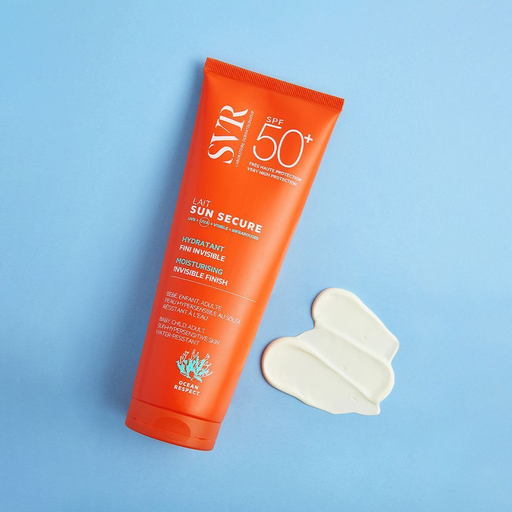 Tube SVR SUN SECRUE Melk SPF 50+ op blauwe achtergrond. Daarnaast een klodder crème. Tekst: Lait Sun Secure, Fini Invisible, Moisturising.