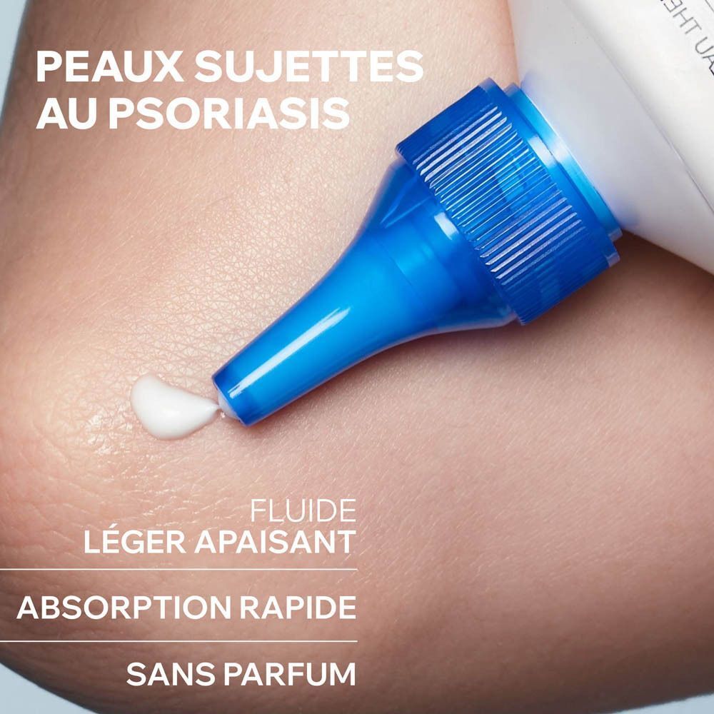Application du produit sur la peau. Tube à bouchon bleu. Texte : Fluide léger apaisant.