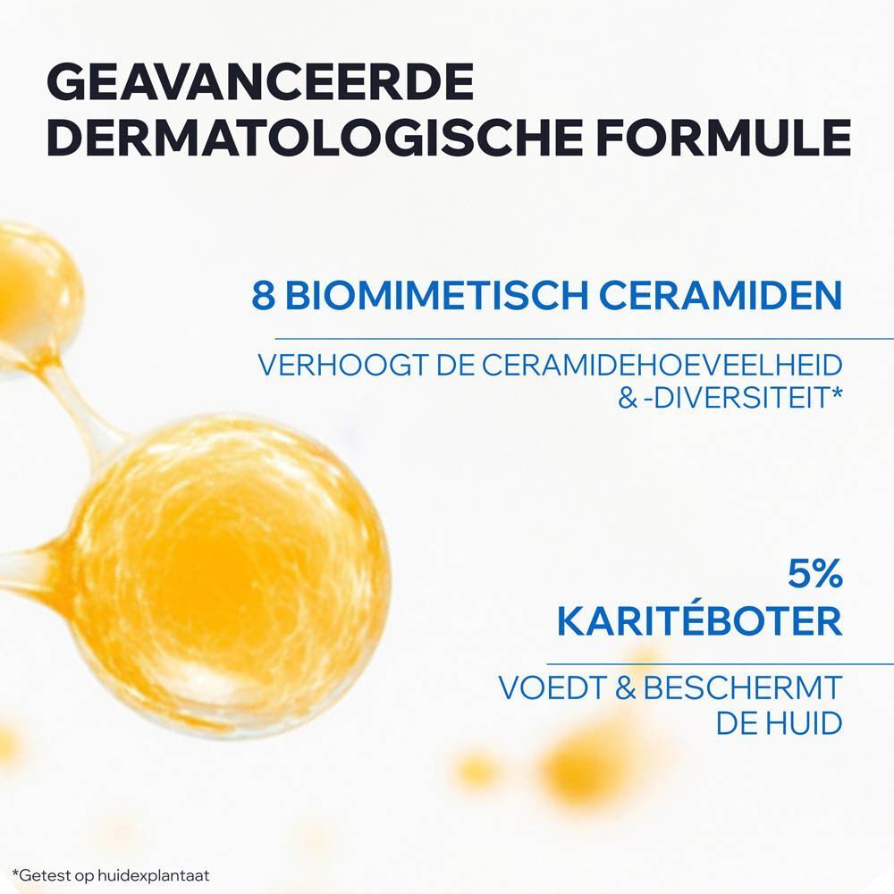 Close-up van een kom met karitéboter. Tekst: 5% karitéboter, 8 biomimetische ceramiden.