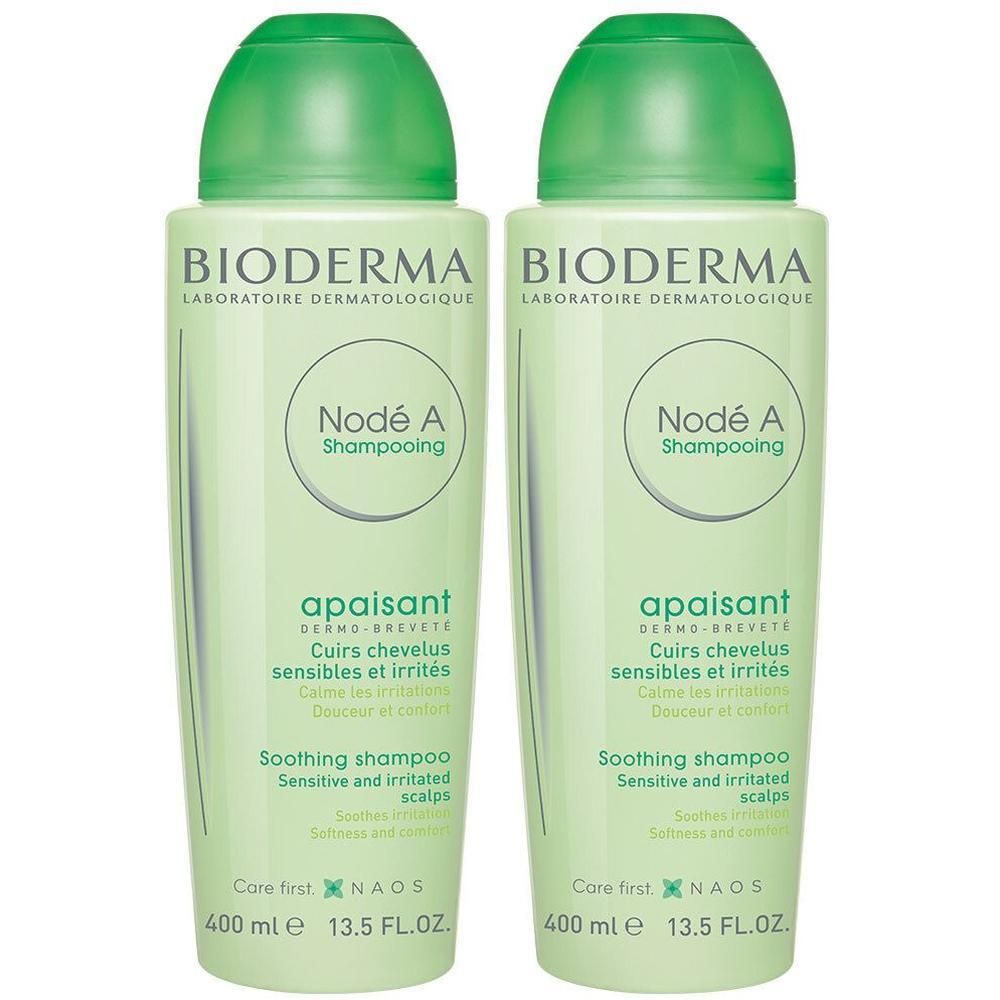 Twee groene flessen BIODERMA Nodé A shampoo. Opschrift: verzachtend, voor gevoelige hoofdhuid. 400 ml.
