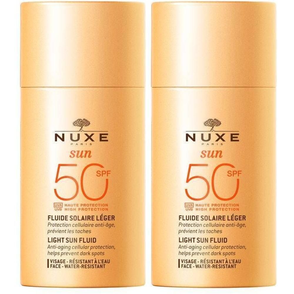 Deux flacons de Nuxe Sun Fluide Solaire Léger SPF50. Emballage cylindrique beige-orangé avec texte et logo.
