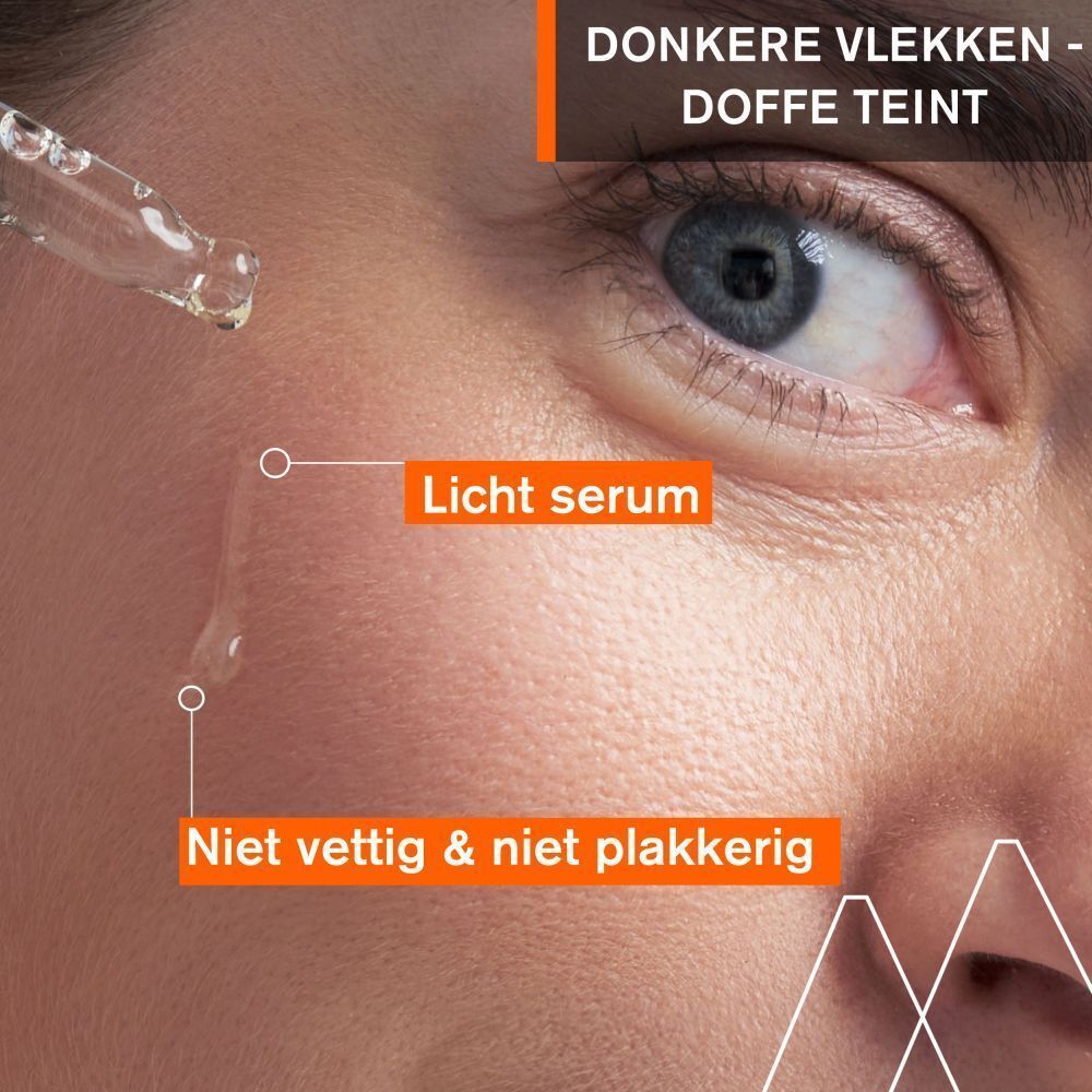 Close-up van een gezicht. Druppels Uriage Dépiderm Sérum. Tekst: Sérum léger & fluide, Non-gras & non-collant.