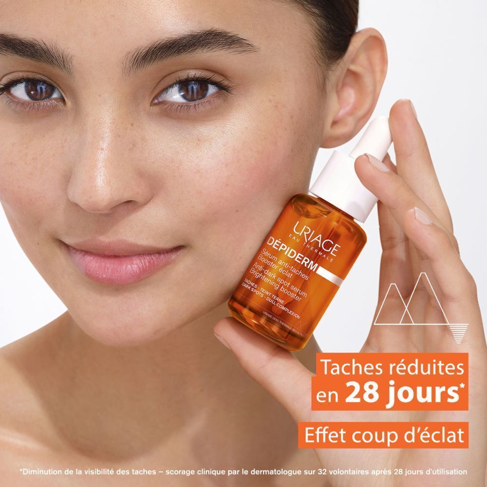 Femme avec Uriage Dépiderm Sérum. Texte : Taches réduites en 28 jours. Effet coup d'éclat.