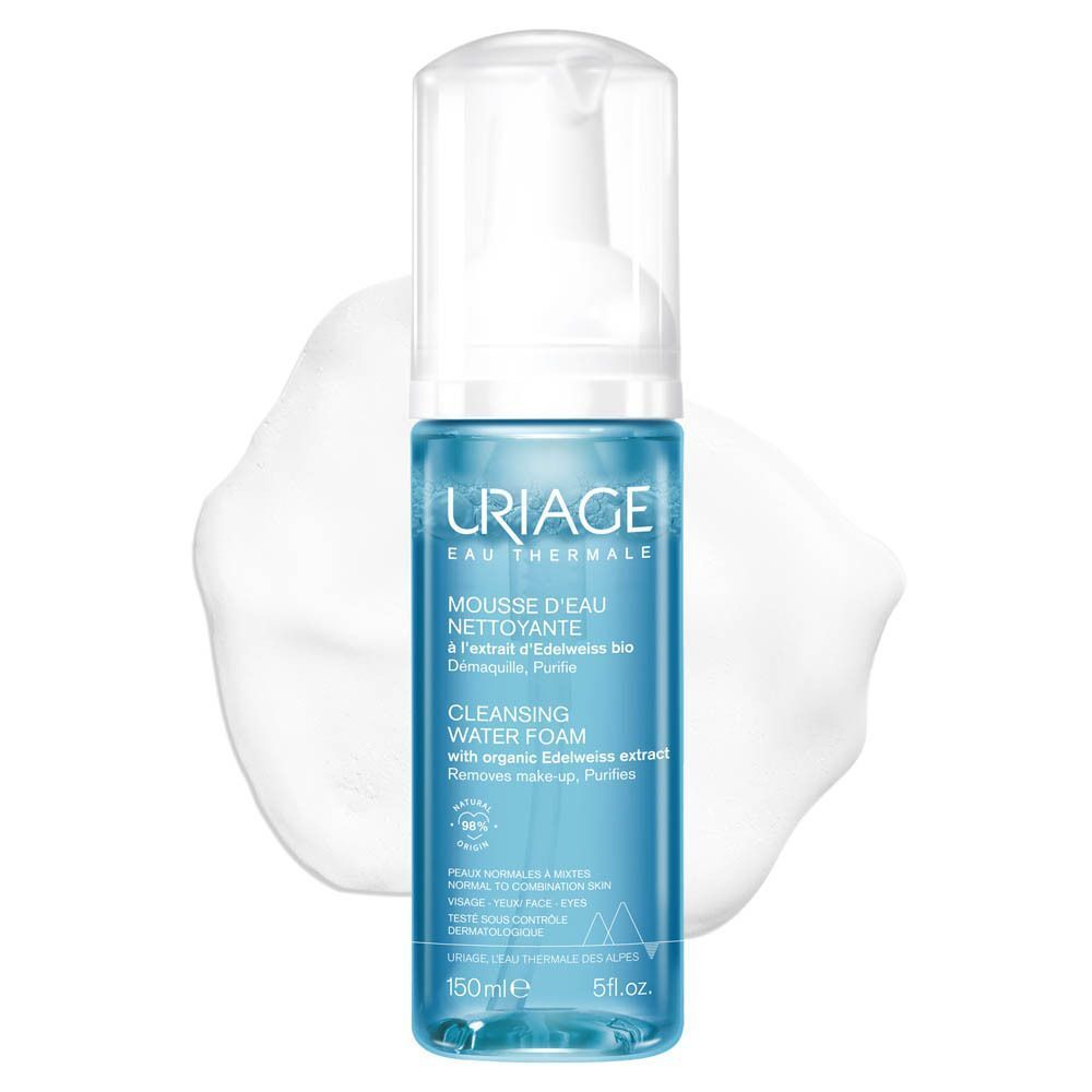 Een fles Uriage Mousse d'Eau Nettoyante. Schuim wordt op gezicht aangebracht. Tekst: Mousse d'Eau Nettoyante.