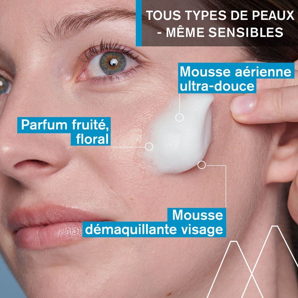 Visage d'une femme avec de la mousse. Texte: Mousse aérienne ultra-douce, Parfum fruité, floral, Mousse démaquillante visage.