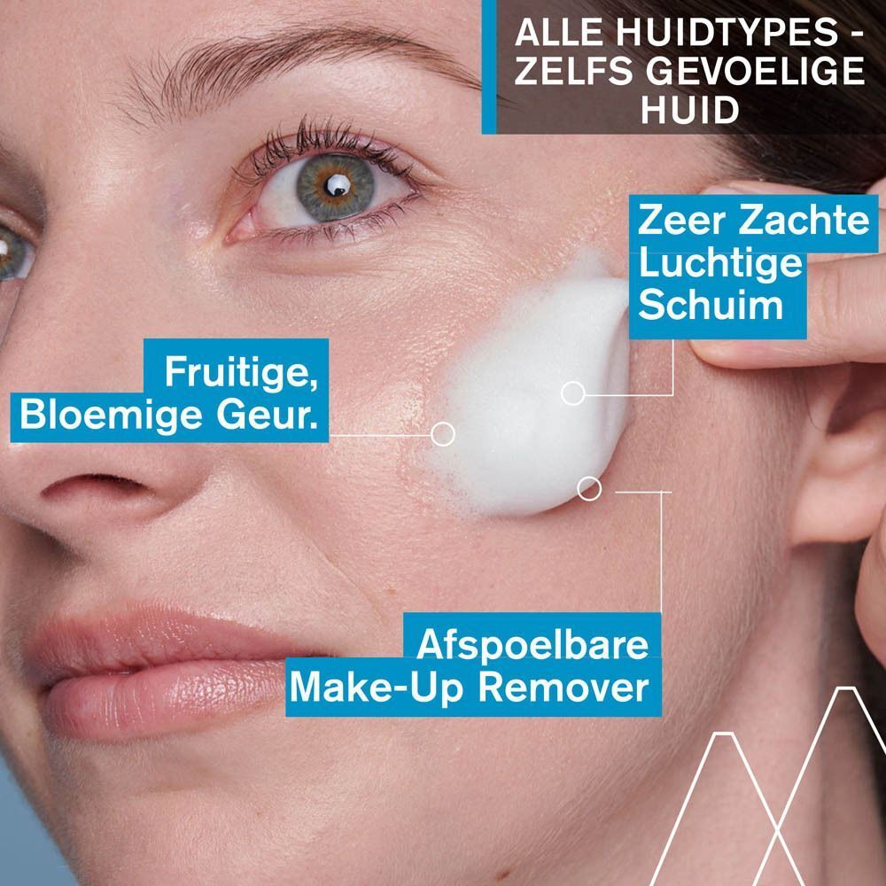 Gezicht van een vrouw met schuim. Tekst: Zeer Zachte Luchtige Schuim, Fruitige, Bloemige Geur, Afspoelbare Make-Up Remover.